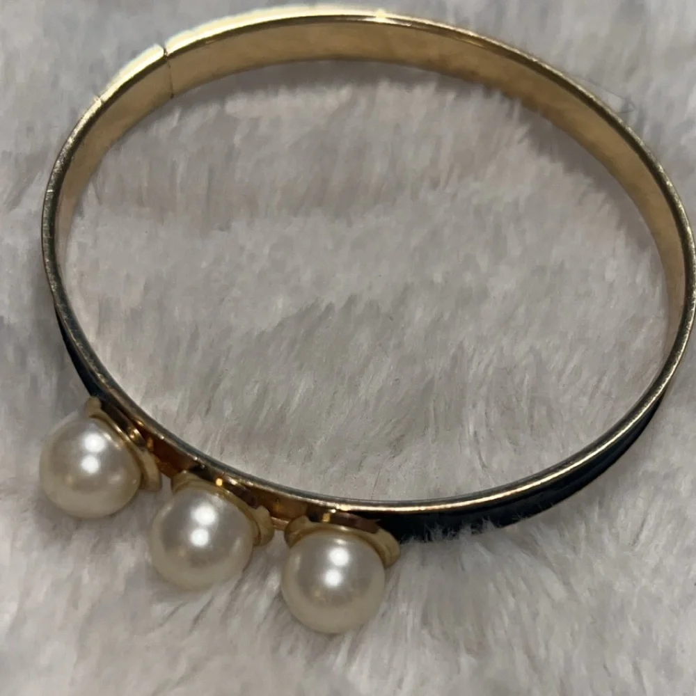 Elegant Gold and fake Pearl Bracelet